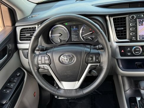 Used 2014 Toyota Highlander Limited Platinum AWD/4WD image 18