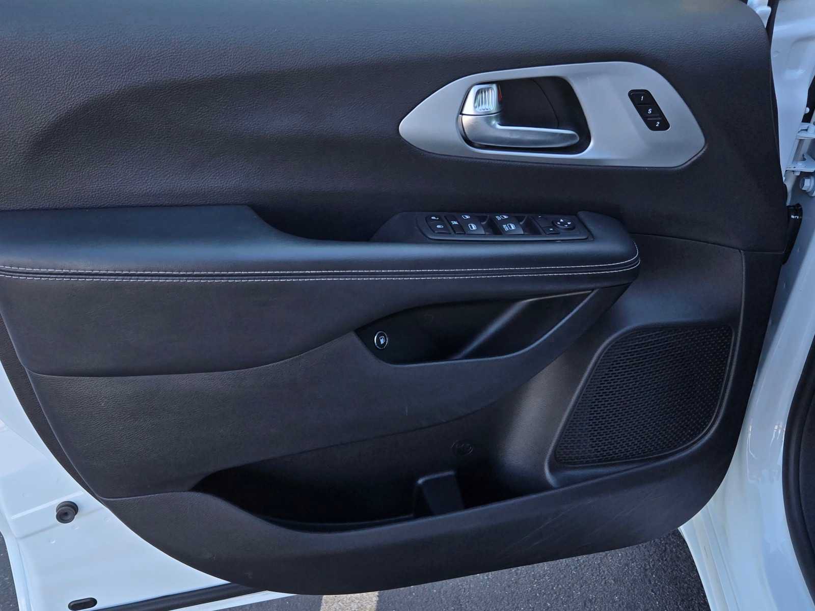 Used 2024 Chrysler Pacifica Limited FWD image 9