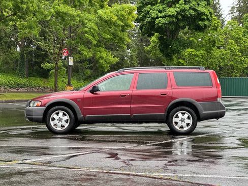 Used 2004 Volvo V70 AWD/4WD image 2