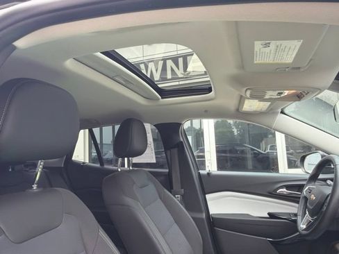 Used 2025 Chevrolet Trax LT w/ Sunroof Package FWD image 17