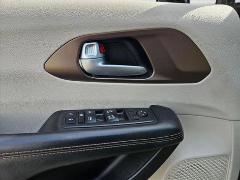 Used 2017 Chrysler Pacifica Touring-L w/ Tire & Wheel Group image 9