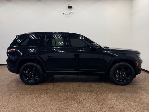 Used 2023 Jeep Grand Cherokee Limited w/ Black Appearance Package AWD/4WD image 8