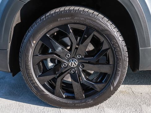 Used 2022 Volkswagen Taos SE w/ Panoramic Sunroof Package image 11