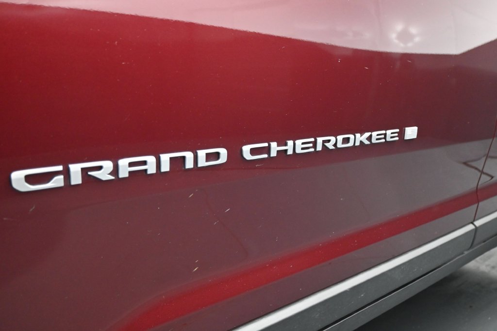Used 2025 Jeep Grand Cherokee Laredo w/ Luxury Tech Group I AWD/4WD image 9