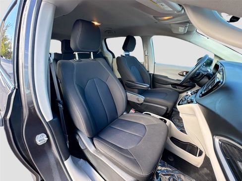 Used 2020 Chrysler Voyager L image 25