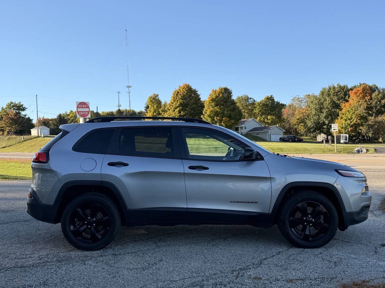 Used 2016 Jeep Cherokee Sport w/ Cold Weather Group AWD/4WD image 6