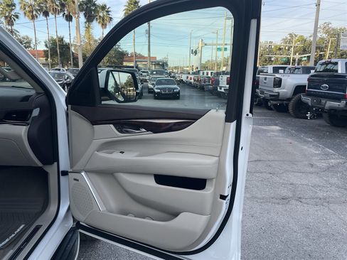 Used 2016 Cadillac Escalade ESV Luxury image 44
