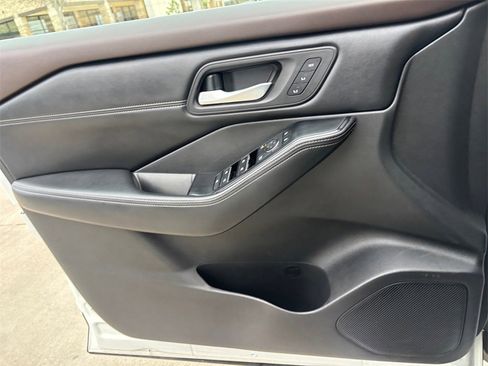 Used 2022 Nissan Rogue SL w/ SL Premium Package image 24