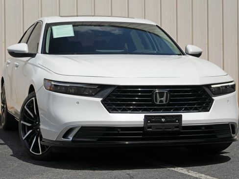 Used 2023 Honda Accord Touring image 2