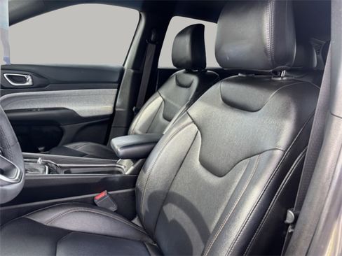 Used 2024 Jeep Compass Latitude image 9