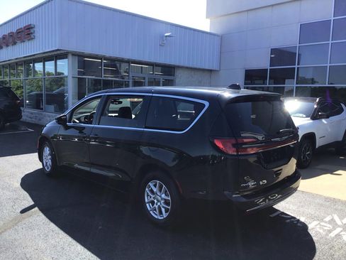 Certified 2023 Chrysler Pacifica Touring-L FWD image 6