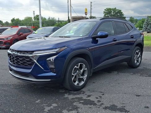 Used 2024 Chevrolet Trax LT w/ Driver Confidence Package FWD image 3