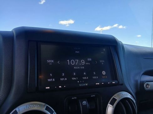 Used 2018 Jeep Wrangler Rubicon w/ Power Convenience Group AWD/4WD image 28