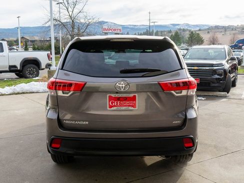 Used 2019 Toyota Highlander LE w/ Carpet Mat Package (TMS) image 6