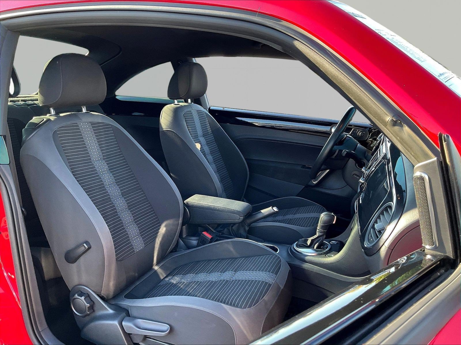 Used 2014 Volkswagen Beetle R-Line FWD image 29