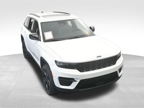 Used 2025 Jeep Grand Cherokee Altitude image 54