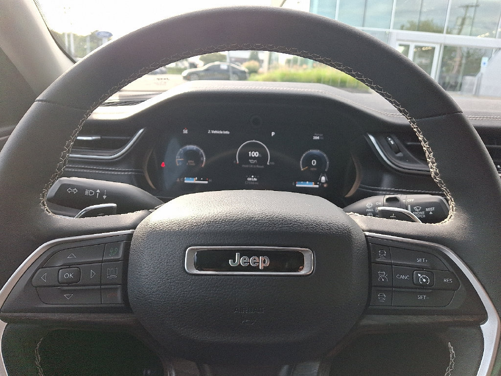 Used 2023 Jeep Grand Cherokee Limited w/ Black Appearance Package AWD/4WD image 19