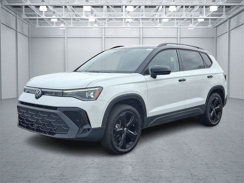 Certified 2025 Volkswagen Taos SE image 3