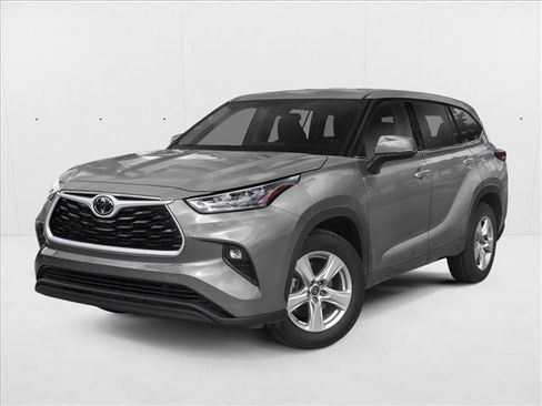 Used 2022 Toyota Highlander LE FWD image 1