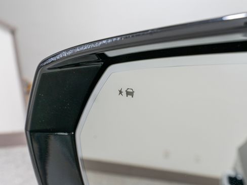 Used 2021 GMC Yukon Denali w/ Denali Premium Package image 13