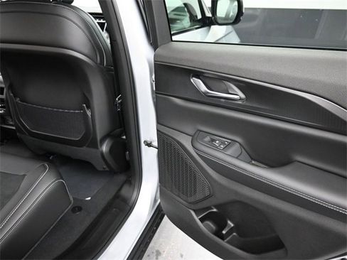 New 2025 Jeep Grand Cherokee Altitude image 18