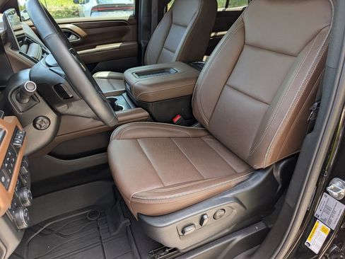 Used 2024 Chevrolet Tahoe High Country AWD/4WD image 5
