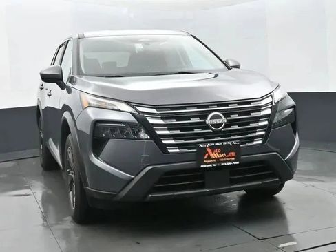 Used 2024 Nissan Rogue SV FWD image 3