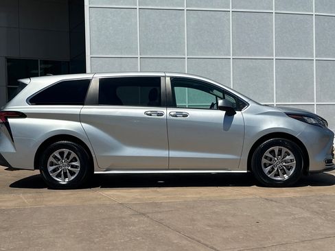 Used 2022 Toyota Sienna XLE FWD image 3