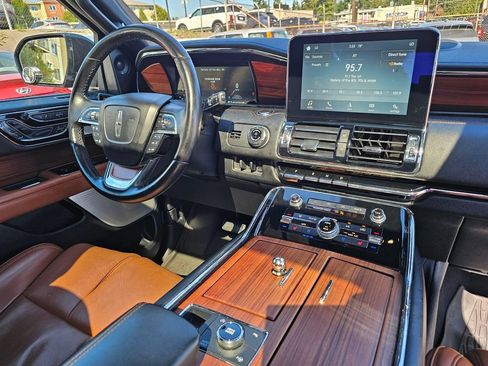 Used 2019 Lincoln Navigator Reserve AWD/4WD image 9