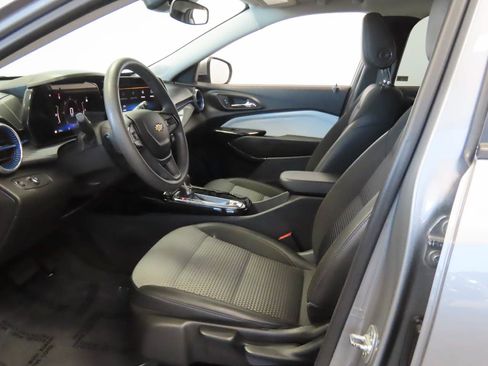Used 2025 Chevrolet Trax LT FWD image 15