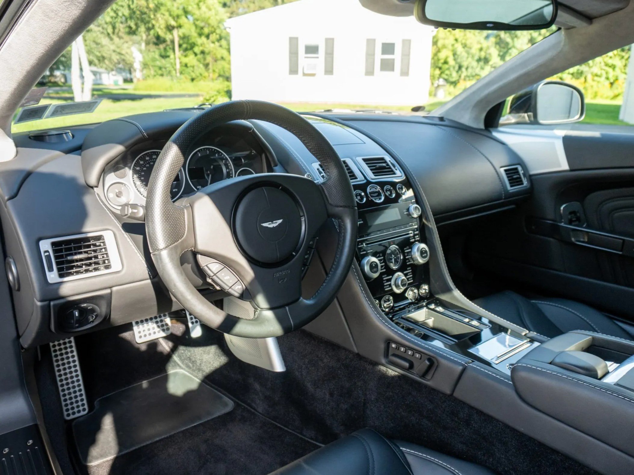 Used 2011 Aston Martin DBS Coupe RWD image 4