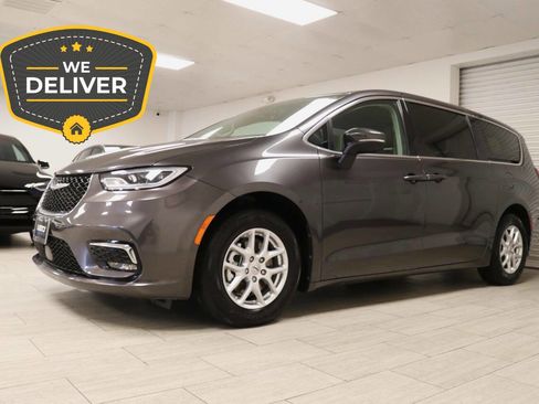 Used 2023 Chrysler Pacifica Touring-L image 2