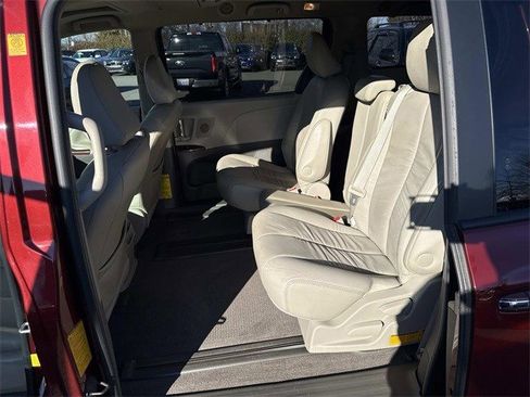 Used 2012 Toyota Sienna image 17