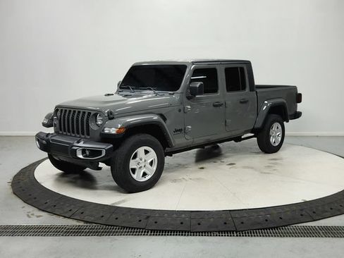 Used 2022 Jeep Gladiator Sport AWD/4WD image 3