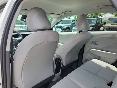 Used 2025 Hyundai Kona SEL FWD image 11
