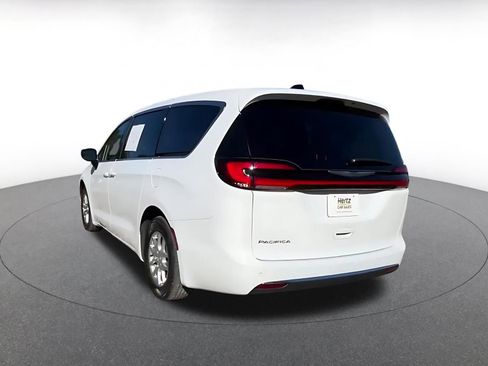 Used 2024 Chrysler Pacifica Touring-L image 11