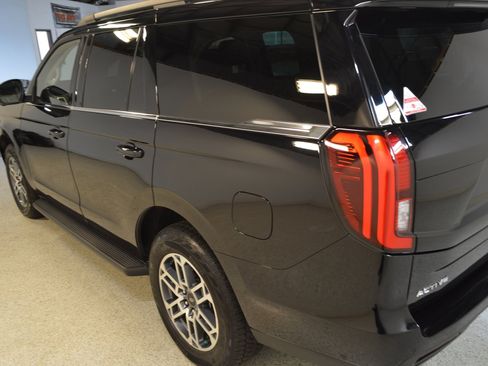 Used 2025 Ford Expedition Active image 5