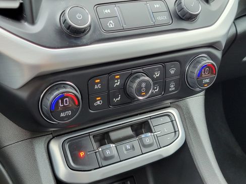 Used 2020 GMC Acadia SLT w/ Trailering Package FWD image 22