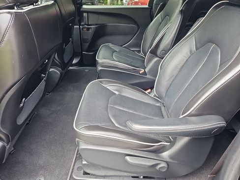 Used 2023 Chrysler Pacifica Limited w/ S Appearance Package FWD image 34