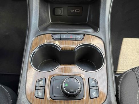 Certified 2023 GMC Acadia SLE w/ Driver Convenience Package AWD/4WD image 9