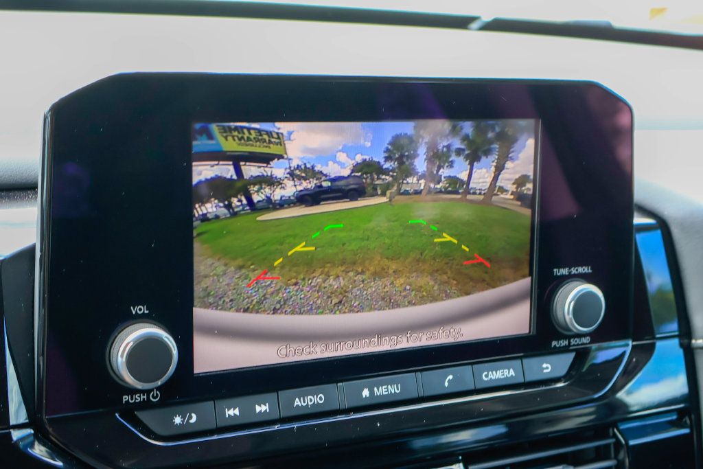 Used 2025 Nissan Pathfinder SV FWD image 5