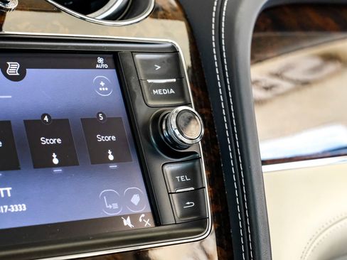 Used 2019 Bentley Bentayga AWD/4WD image 35