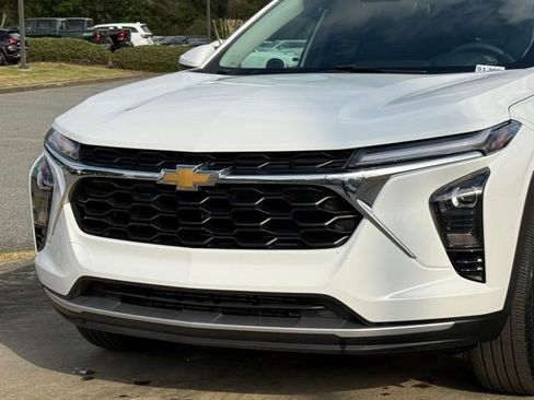 Used 2025 Chevrolet Trax LT image 10