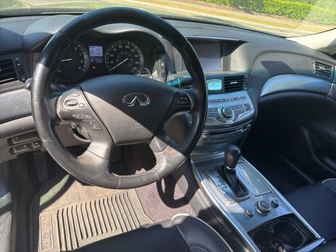 Used 2017 INFINITI Q70 L 5.6 image 9