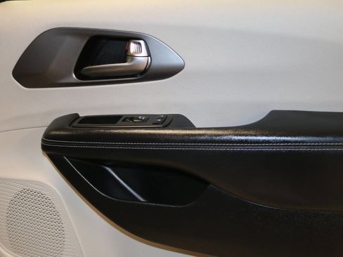 Used 2023 Chrysler Pacifica Touring-L image 92