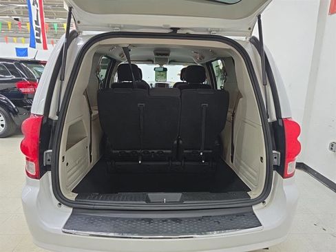 Used 2018 Dodge Grand Caravan SE w/ UConnect Hands-Free Group image 27