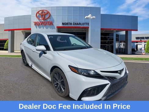 Used 2022 Toyota Camry SE FWD image 1