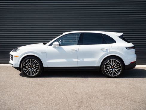 Certified 2026 Porsche Cayenne E-Hybrid AWD/4WD image 2