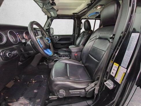 Used 2018 Jeep Wrangler Unlimited Sahara AWD/4WD image 15
