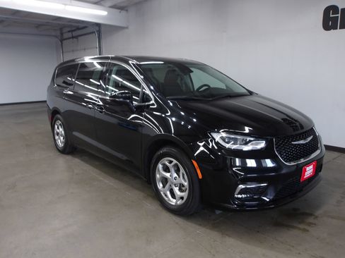 Used 2024 Chrysler Pacifica Limited FWD image 4
